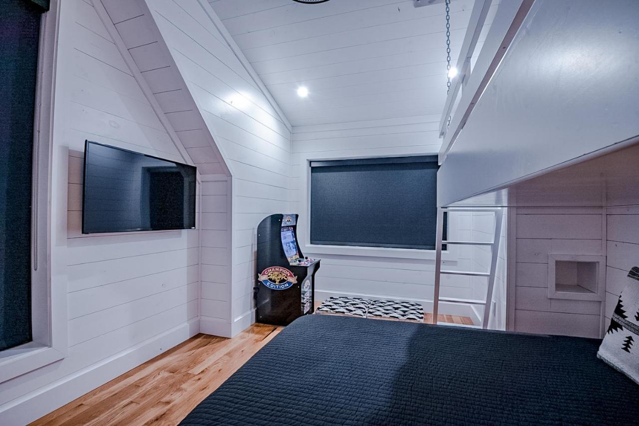 "The Barndo" 4Br Luxury Cabin, Hot Tub, Fire Pit, Bunks, Arcades, Playhouse! Брокен-Боу Экстерьер фото